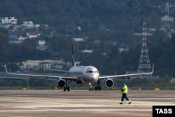 Росія, Краснодарський край. Адлер. Літак Airbus A321 авіакомпанії «Аэрофлот» на території міжнародного аеропорту «Сочі», листопад 2023 року