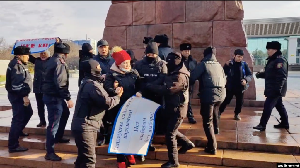 Алматыда полиция &quot;Демпартия&quot; мүшелерін ұстап әкетті. Тіркелмеген партия өкілдері &quot;таңдаусыз сайлауға&quot; қарсылық білдіріп, сайлауды тоқтатуды талап еткен. Олар белсенді Жанболат Мамайды ақтауды да талап етті. Белсенділердің қолында &quot;Таңдаусыз сайлауға қарсымыз&quot;, &quot;Жанболат Мамай ақталсын&quot; деген жазуы бар плакаттар болды.