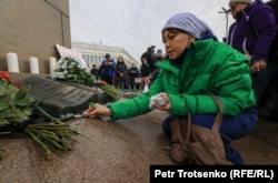 Қаңтар қырғыны құрбандарын еске алу акциясы. Тәуелсіздік ескерткіші, Республика алаңы, Алматы, 13 ақпан 2022 жыл.