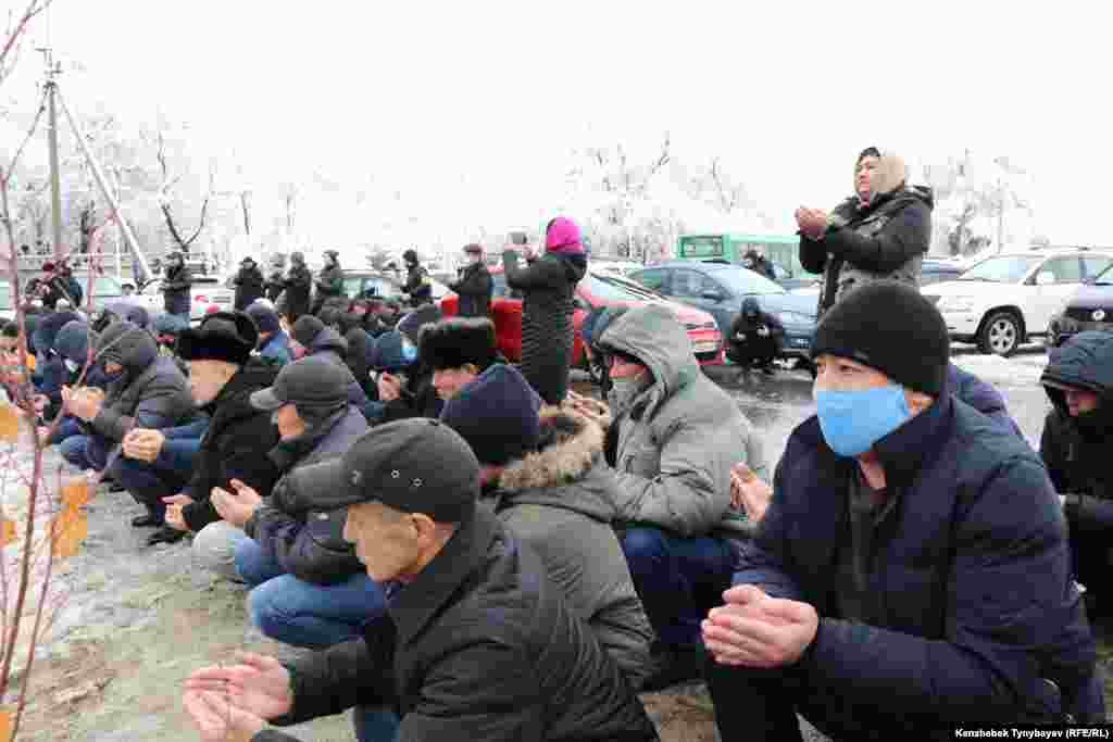 Марқұмды ақтық сапарға шығарып салып, қабіріне топырақ салған халық құранға қол жайды.